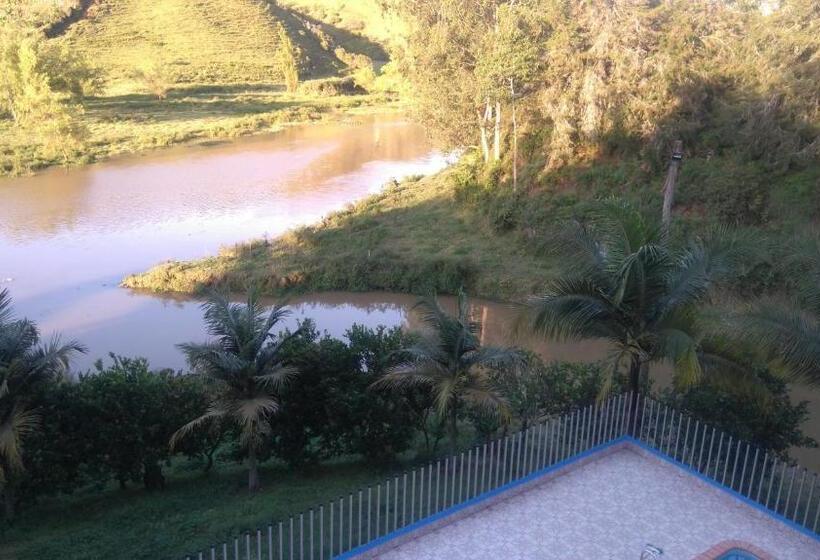 חדר משפחתי, El Potrillo