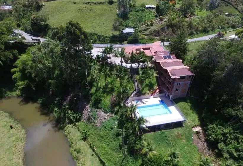 Perhehuone, El Potrillo
