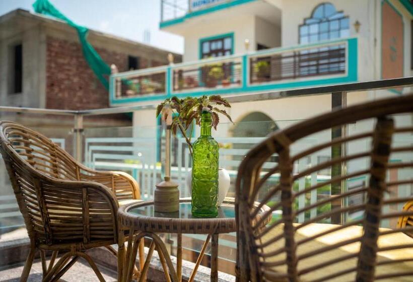 غرفة ديلوكس, The Moksham