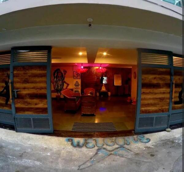 سرير فى غرفة مشتركه, The Moksham