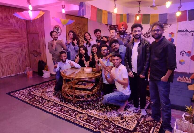 سرير فى غرفة مشتركه, The Moksham