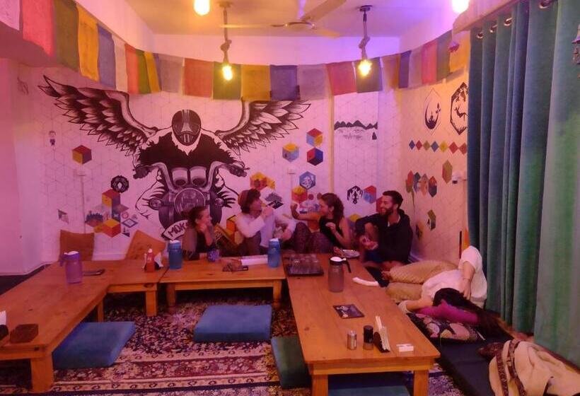 سرير فى غرفة مشتركه, The Moksham