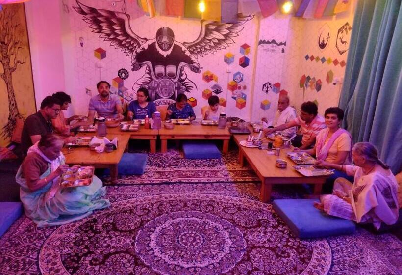 سرير فى غرفة مشتركه, The Moksham