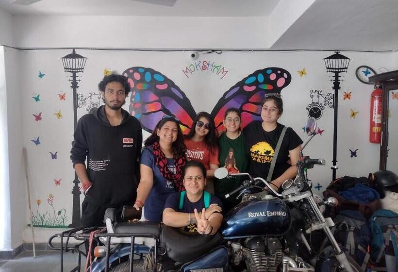 سرير فى غرفة مشتركه, The Moksham