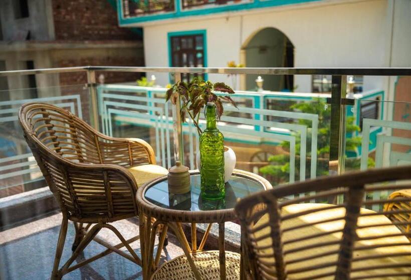 غرفة سوبيريور, The Moksham