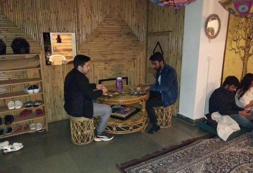 غرفة ديلوكس, The Moksham