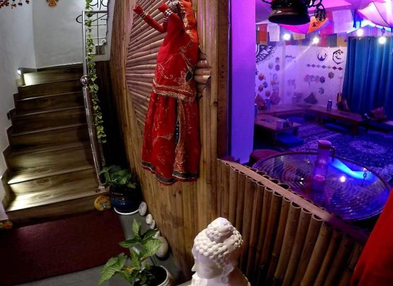 سرير فى غرفة مشتركه, The Moksham