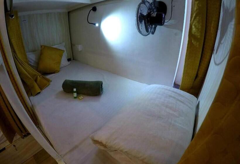 سرير فى غرفة مشتركه, The Moksham