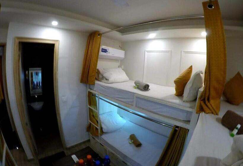 سرير فى غرفة مشتركه, The Moksham