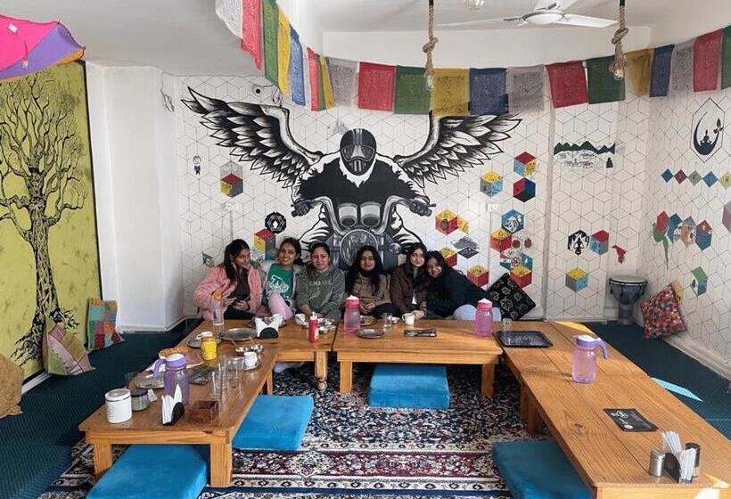 غرفة ديلوكس, The Moksham