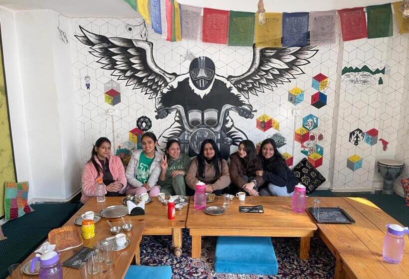 غرفة ديلوكس, The Moksham