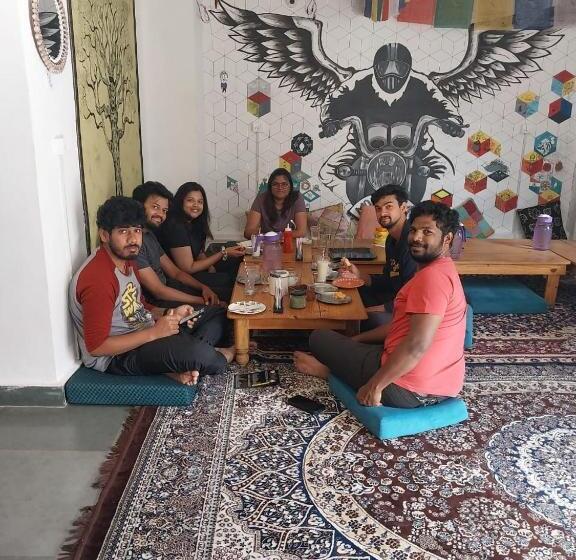 سرير فى غرفة مشتركه, The Moksham