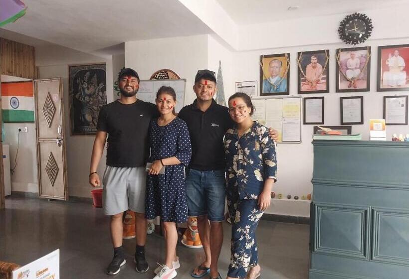 سرير فى غرفة مشتركه, The Moksham