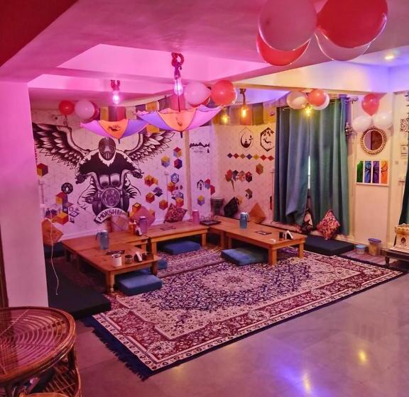 غرفة ديلوكس, The Moksham