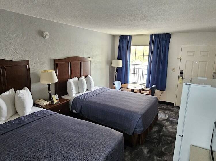 带2个双人床的标准工作室, Bluegrass Extended Stay