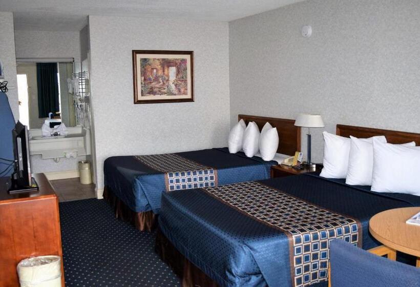带2个双人床的标准工作室, Bluegrass Extended Stay