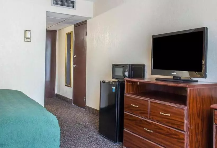 キングサイズベッドのスタンダードルーム, Fairbridge Inn & Suites Poconos