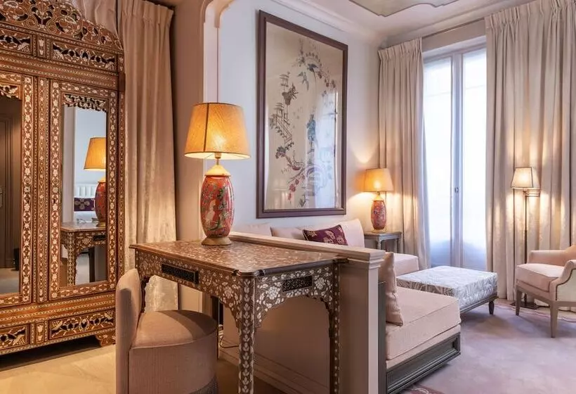 سوییت لوکس, Hôtel De Montesquieu
