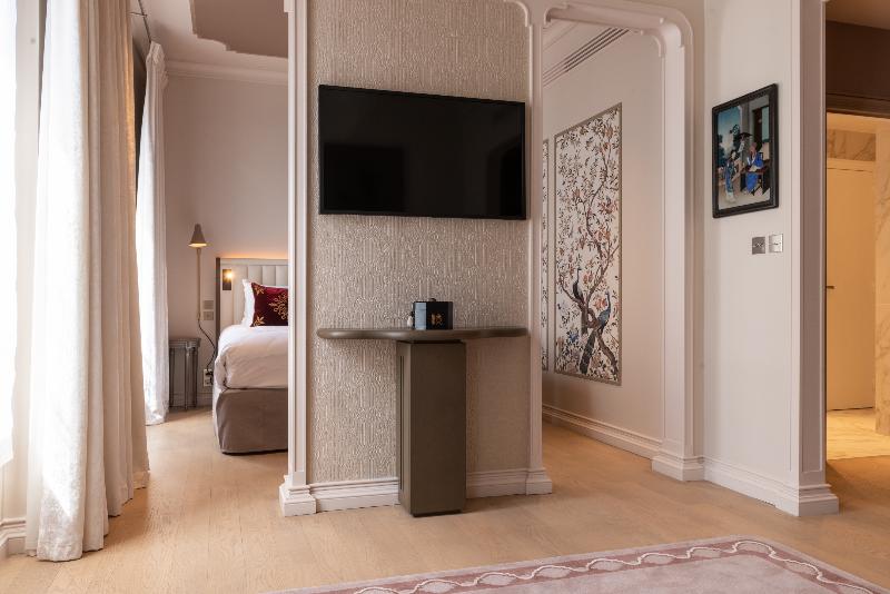 سوییت لوکس, Hôtel De Montesquieu