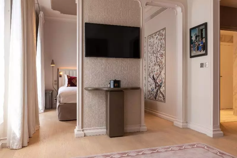 سوییت لوکس, Hôtel De Montesquieu