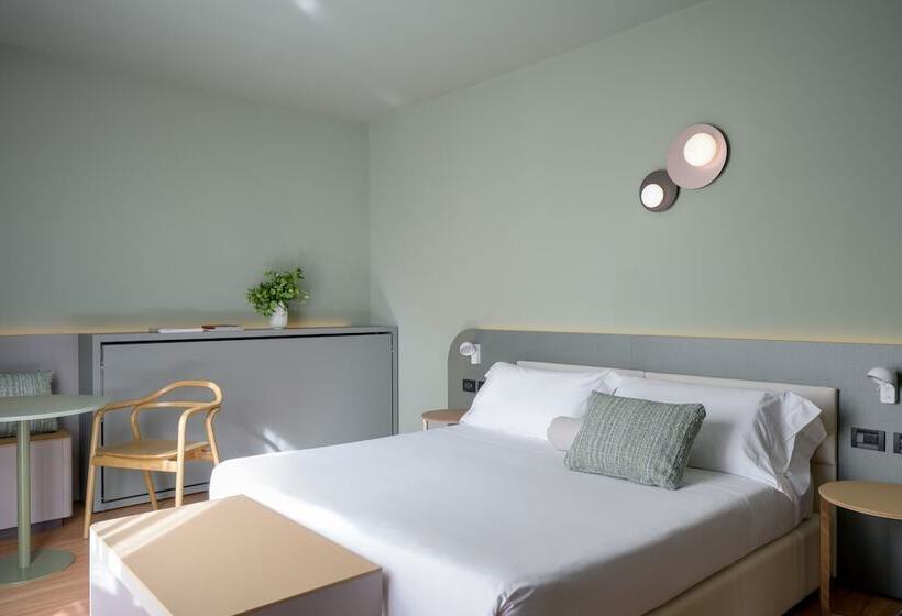 اتاق استاندارد سه نفره, Ilaria