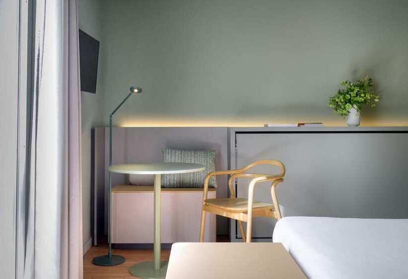 اتاق استاندارد سه نفره, Ilaria