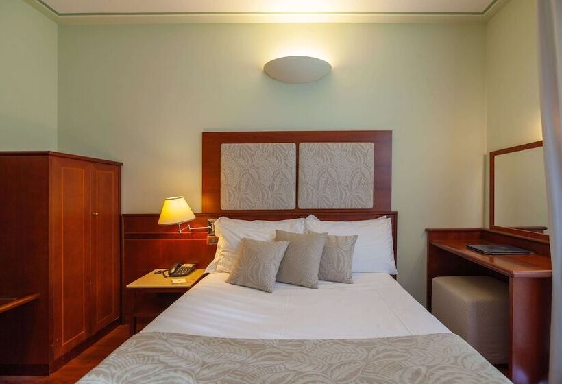 اتاق عادی, Ilaria