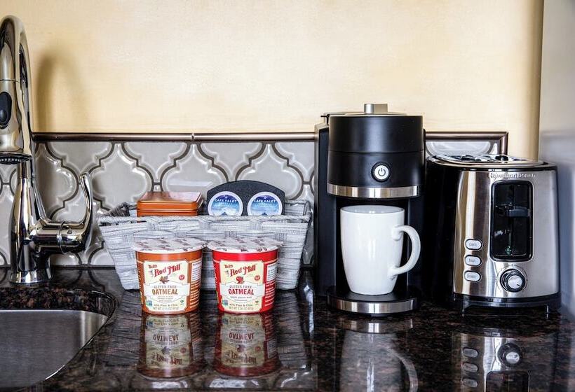 سوییت, Park Lane Suites & Inn