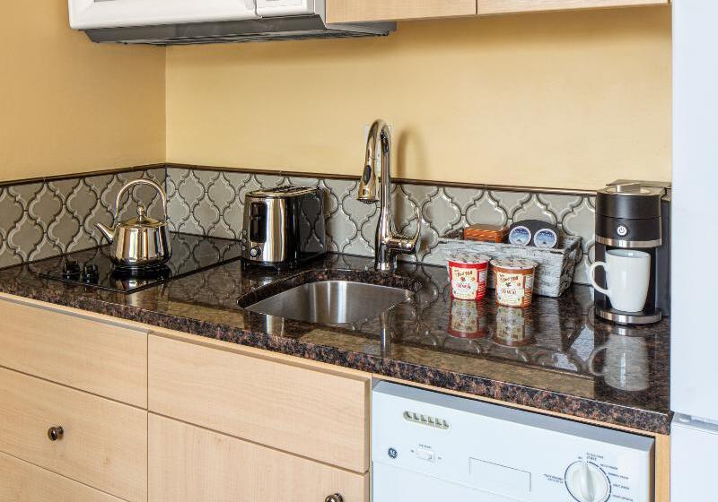 سوییت, Park Lane Suites & Inn