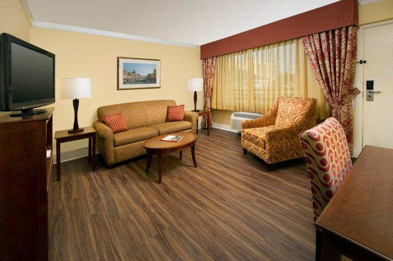 سوییت, Park Lane Suites & Inn