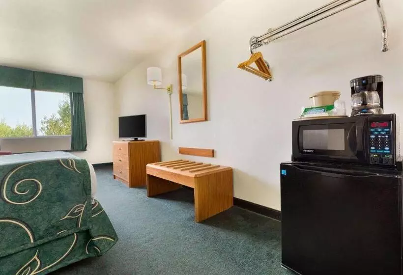 キングサイズベッドのスタンダードルーム, Travelodge By Wyndham Sharon Springs
