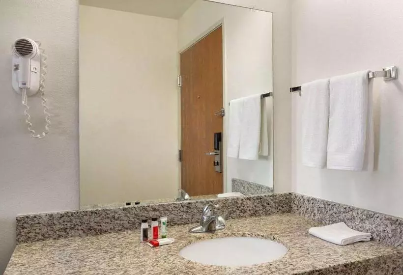 キングサイズベッドのスタンダードルーム, Travelodge By Wyndham Sharon Springs