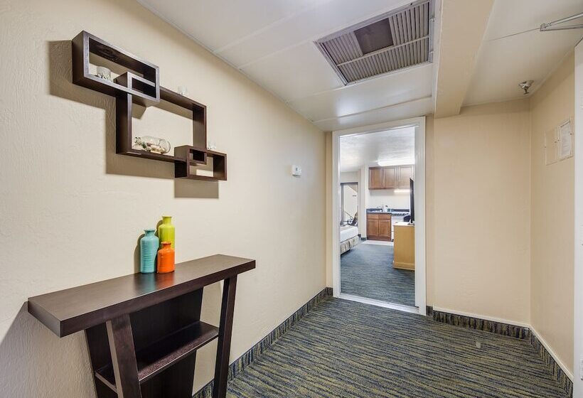 جناح عائلي غرفتين نوم, Beachside Hotel   Daytona Beach   No Pool