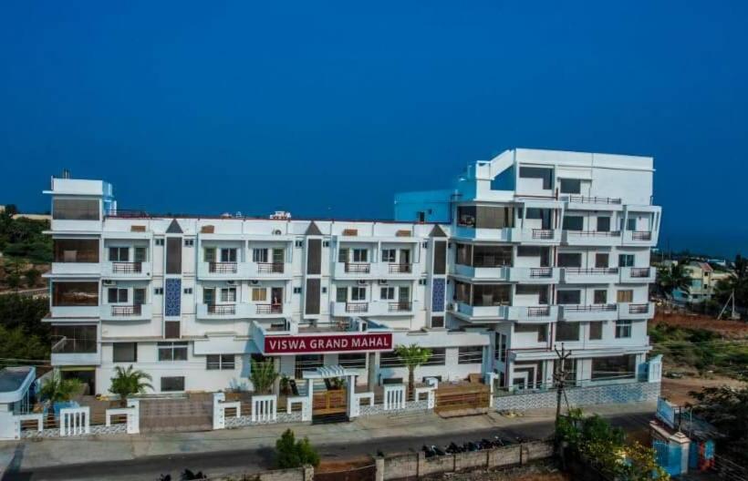 חדר לארבעה סטנדרטי עם מרפסת, Viswa Grand