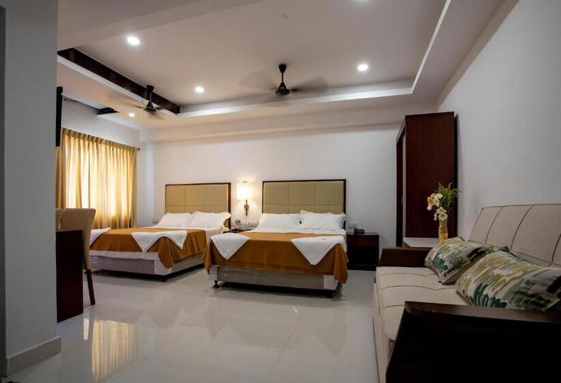 חדר לארבעה סטנדרטי עם מרפסת, Viswa Grand