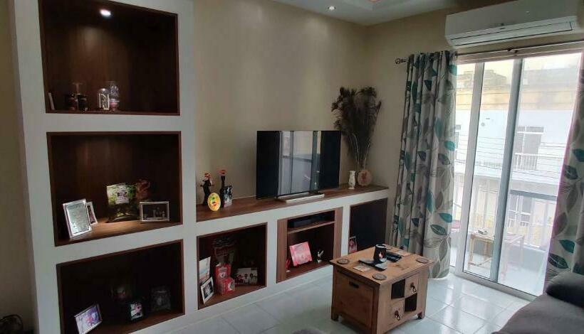 اتاق خانوادگی, Room In Apartment Very Bright Well Kept Apartment