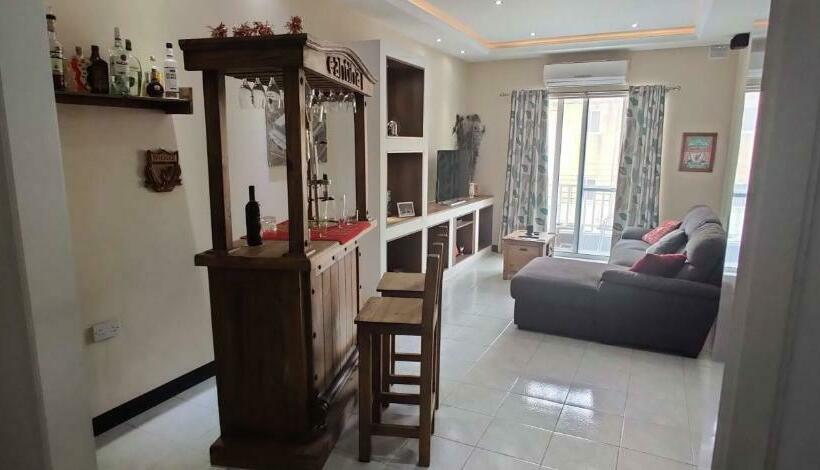 اتاق خانوادگی, Room In Apartment Very Bright Well Kept Apartment