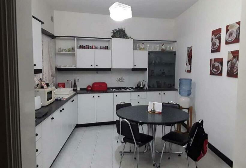 اتاق خانوادگی, Room In Apartment Very Bright Well Kept Apartment