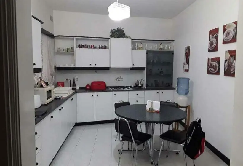 اتاق خانوادگی, Room In Apartment Very Bright Well Kept Apartment