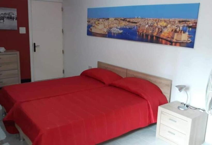 اتاق خانوادگی, Room In Apartment Very Bright Well Kept Apartment