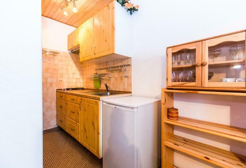 اتاق خانوادگی, Atava Family House