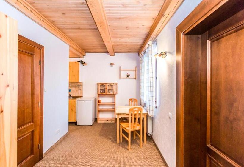 اتاق خانوادگی, Atava Family House