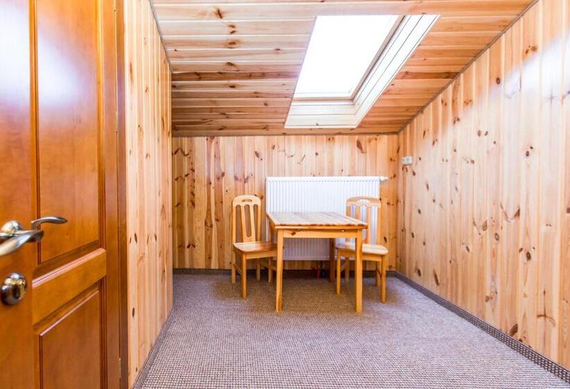 اتاق سوپریور, Atava Family House