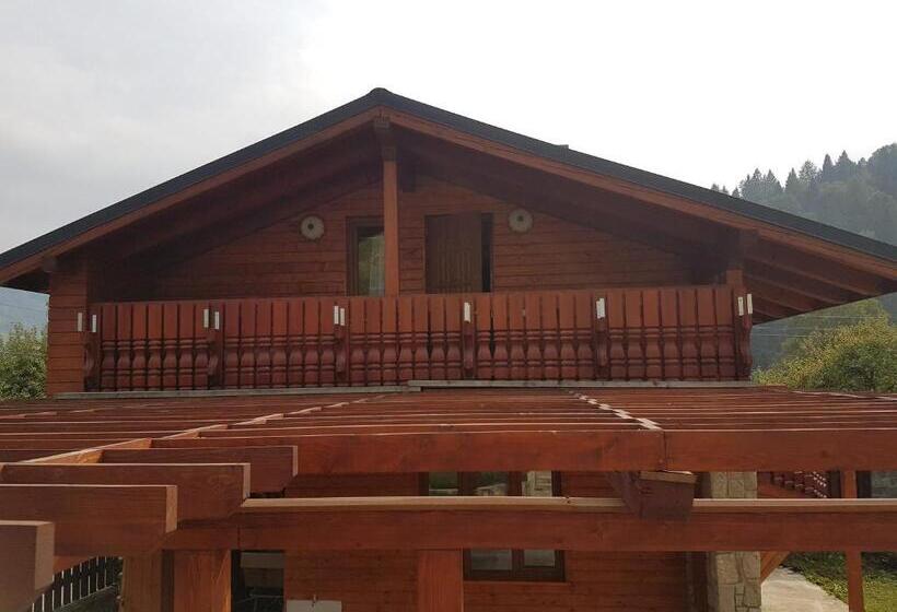 اتاق سوپریور, Atava Family House