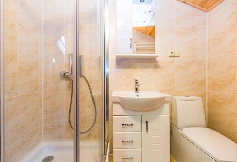 اتاق سوپریور, Atava Family House