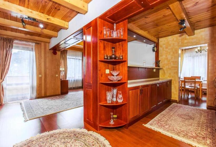 آپارتمان 3 خوابه, Atava Family House