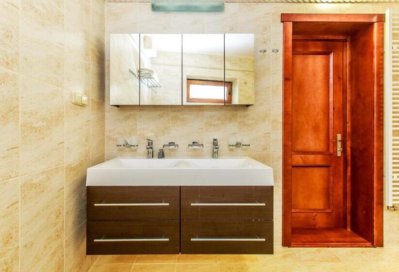 آپارتمان 3 خوابه, Atava Family House