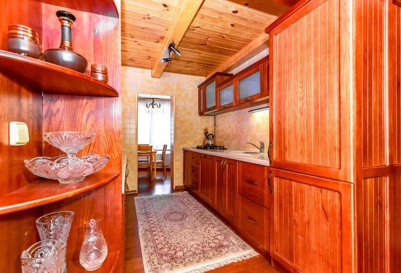 آپارتمان 3 خوابه, Atava Family House