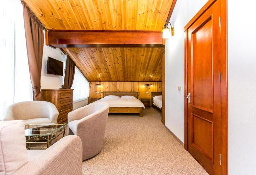 اتاق استاندارد سه تخته با بالکن, Atava Family House