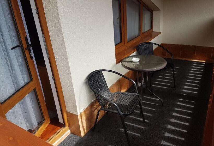 اتاق لوکس با تراس, Atava Family House